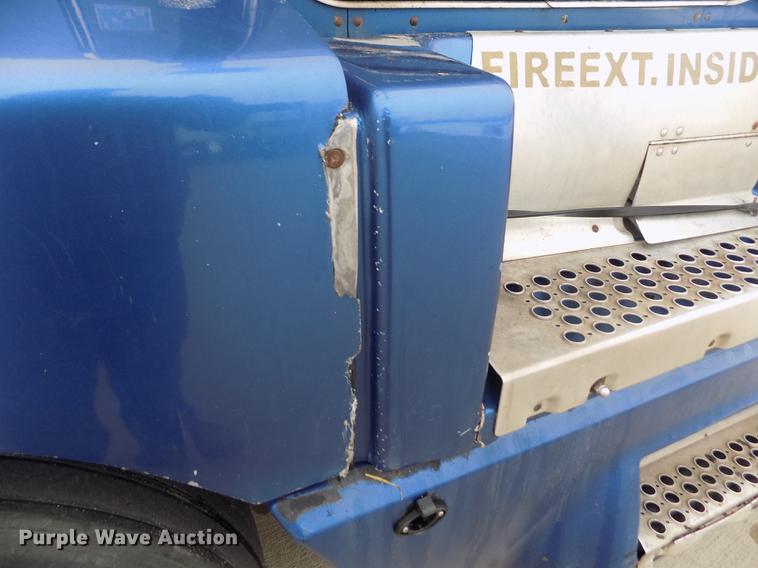 image for item DE0430 1995 Kenworth T600 semi truck