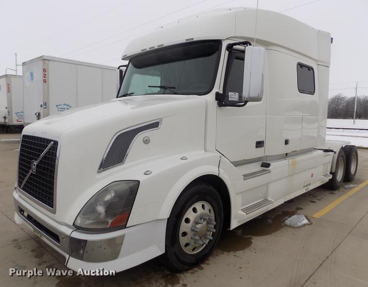 image for item DE0432 2008 Volvo VNL semi truck