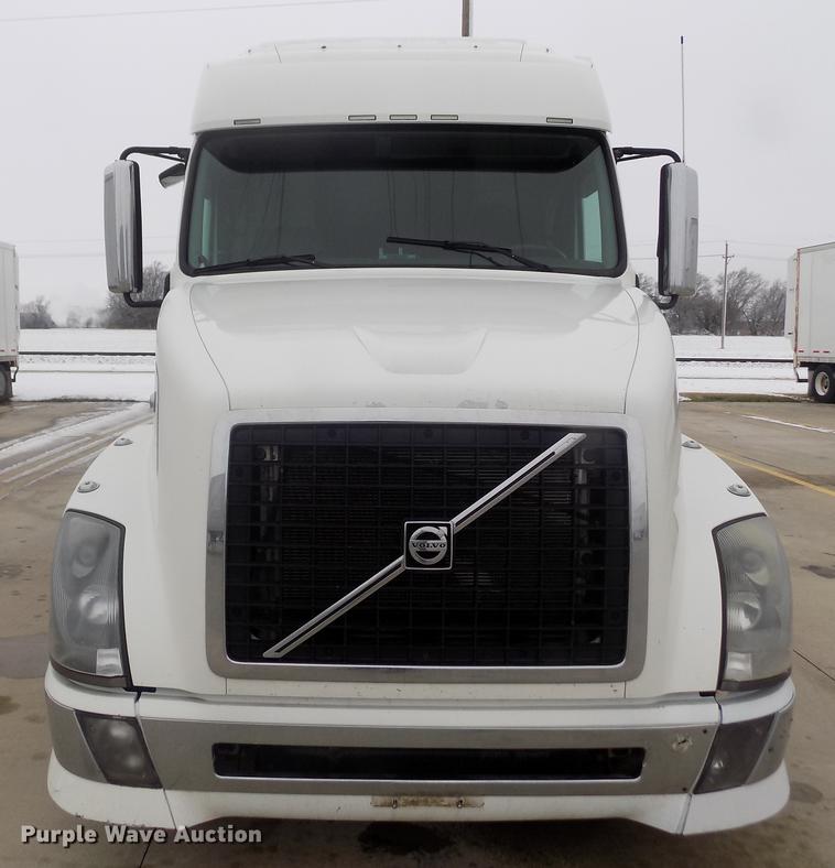 image for item DE0432 2008 Volvo VNL semi truck