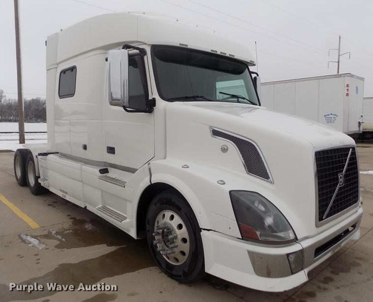 image for item DE0432 2008 Volvo VNL semi truck