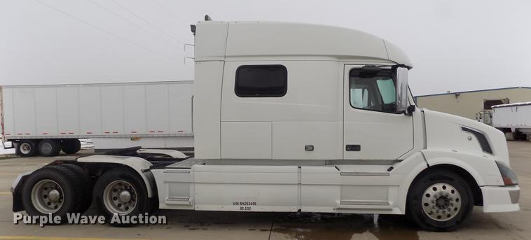 image for item DE0432 2008 Volvo VNL semi truck