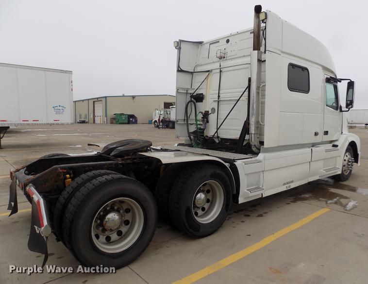 image for item DE0432 2008 Volvo VNL semi truck