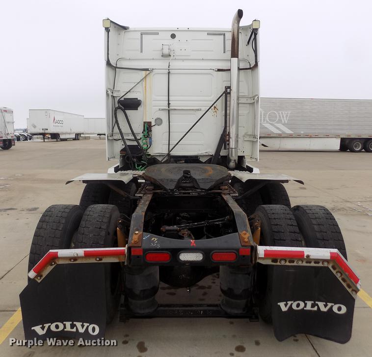image for item DE0432 2008 Volvo VNL semi truck