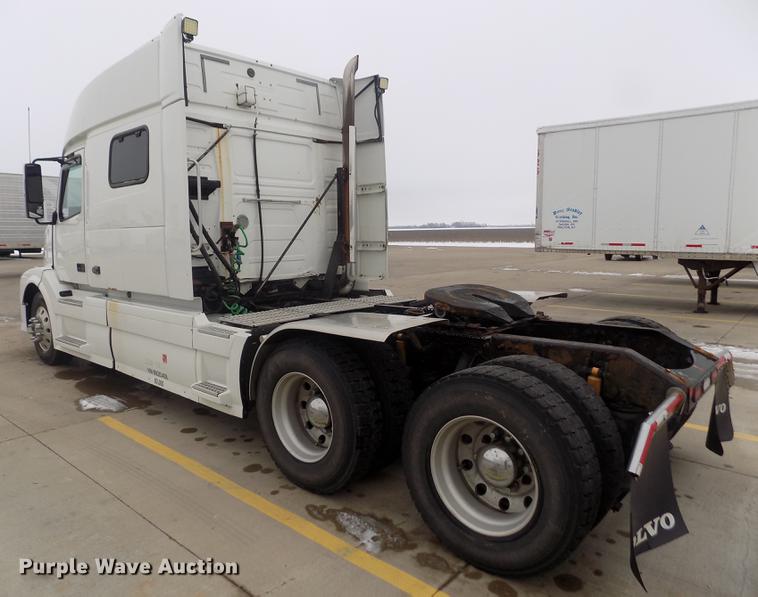 image for item DE0432 2008 Volvo VNL semi truck