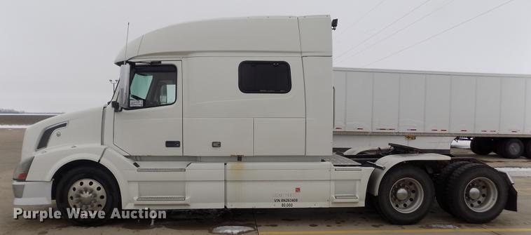 image for item DE0432 2008 Volvo VNL semi truck