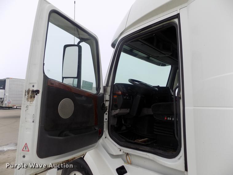 image for item DE0432 2008 Volvo VNL semi truck