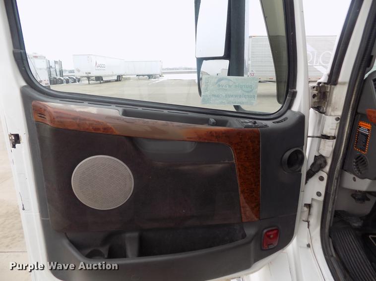 image for item DE0432 2008 Volvo VNL semi truck