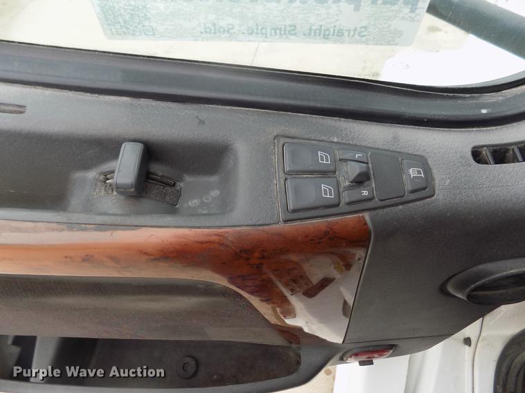 image for item DE0432 2008 Volvo VNL semi truck