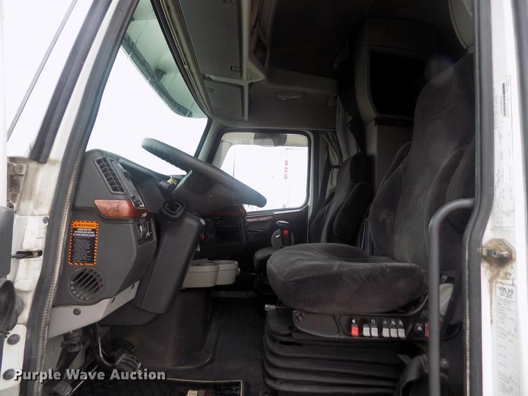 image for item DE0432 2008 Volvo VNL semi truck