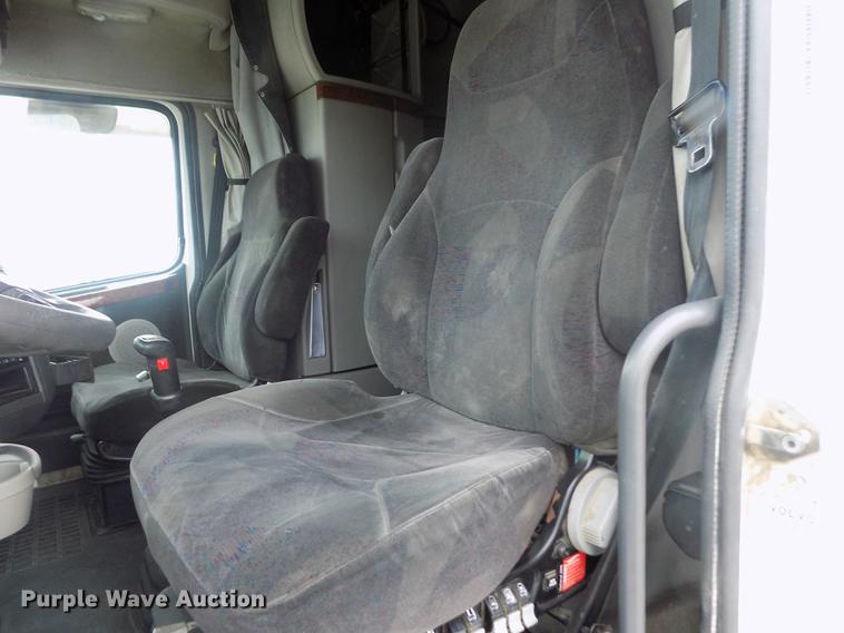 image for item DE0432 2008 Volvo VNL semi truck