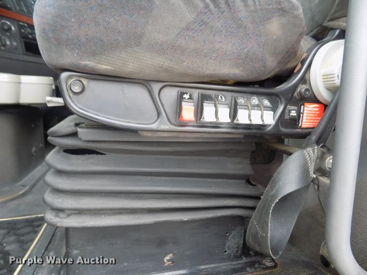 image for item DE0432 2008 Volvo VNL semi truck