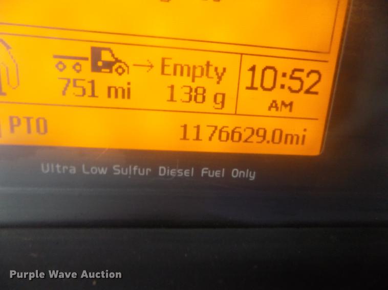 image for item DE0432 2008 Volvo VNL semi truck