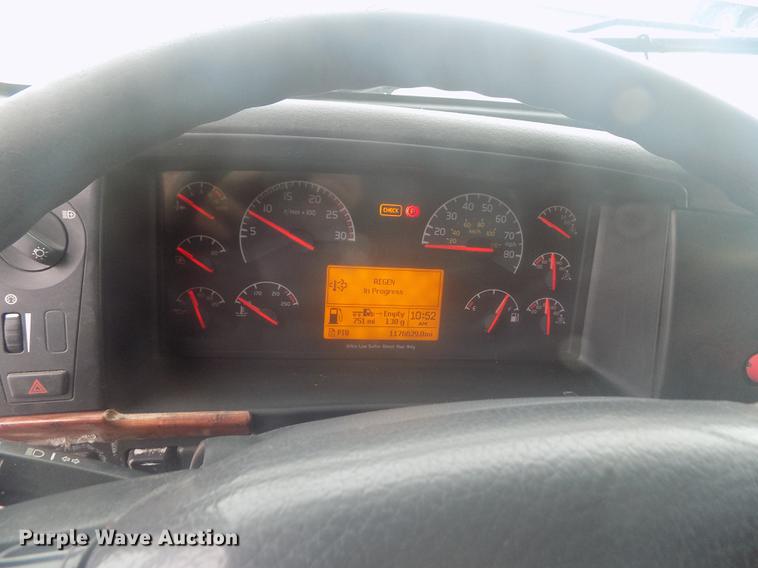 image for item DE0432 2008 Volvo VNL semi truck