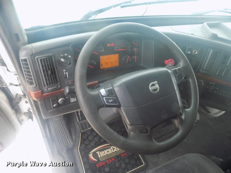 image for item DE0432 2008 Volvo VNL semi truck