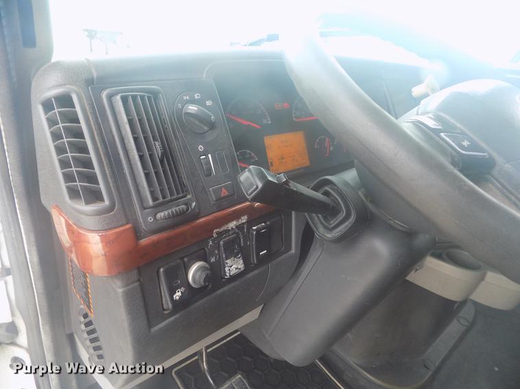 image for item DE0432 2008 Volvo VNL semi truck
