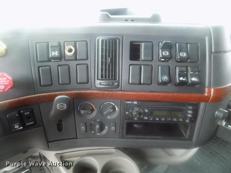 image for item DE0432 2008 Volvo VNL semi truck