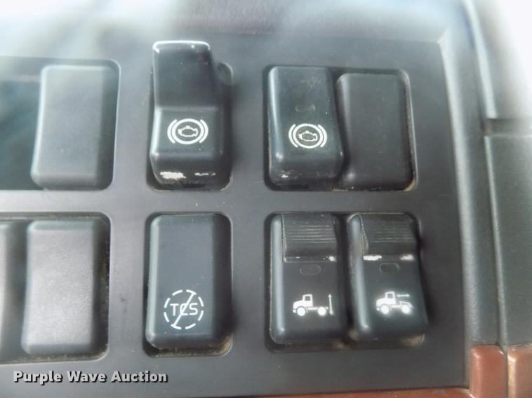 image for item DE0432 2008 Volvo VNL semi truck