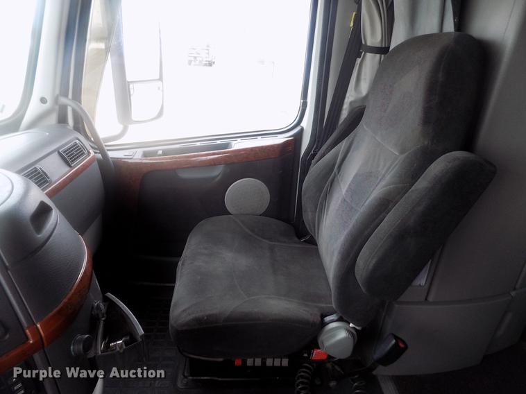 image for item DE0432 2008 Volvo VNL semi truck