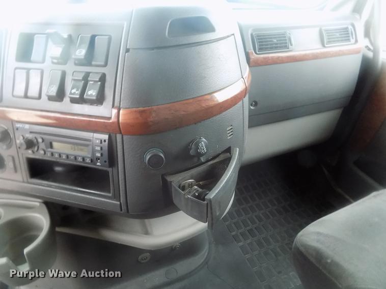 image for item DE0432 2008 Volvo VNL semi truck
