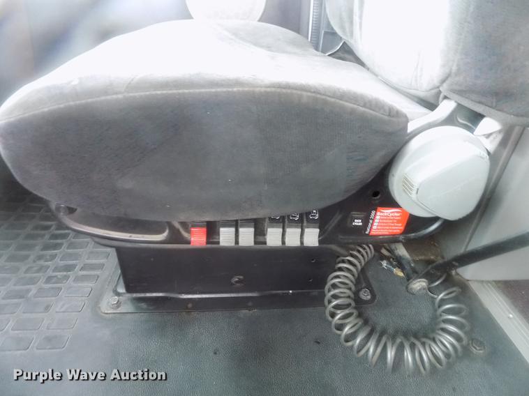 image for item DE0432 2008 Volvo VNL semi truck