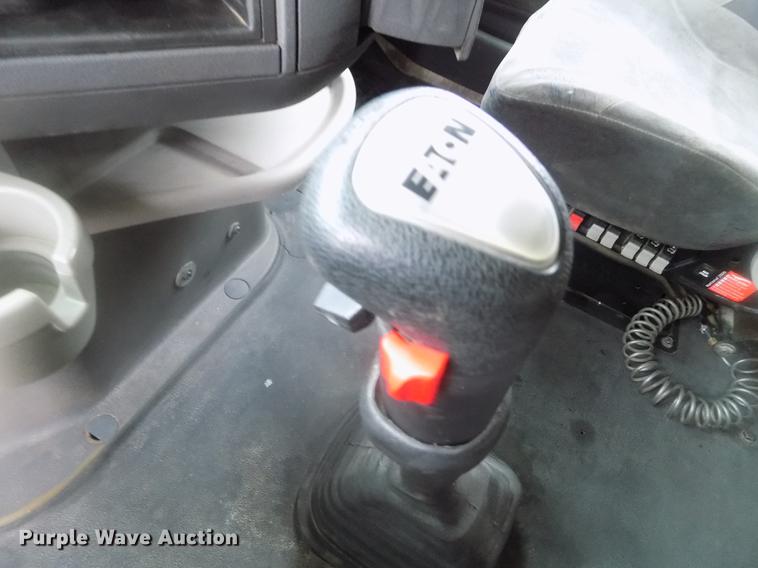 image for item DE0432 2008 Volvo VNL semi truck