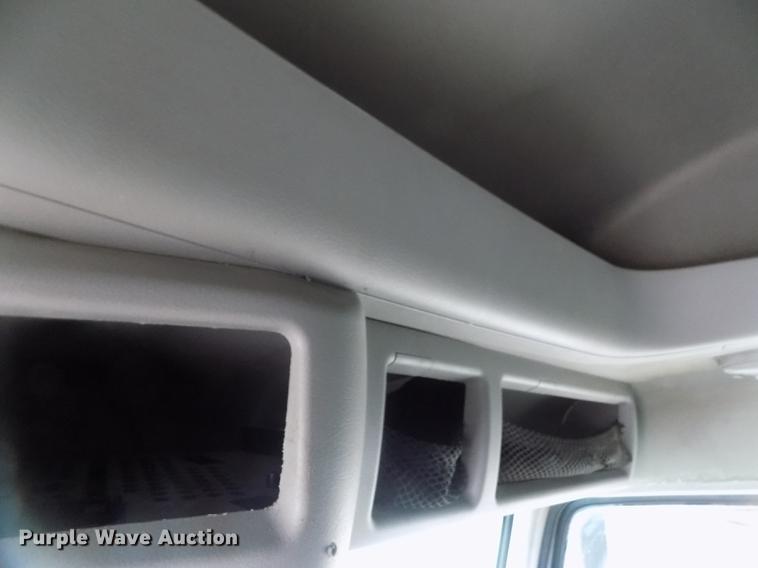 image for item DE0432 2008 Volvo VNL semi truck