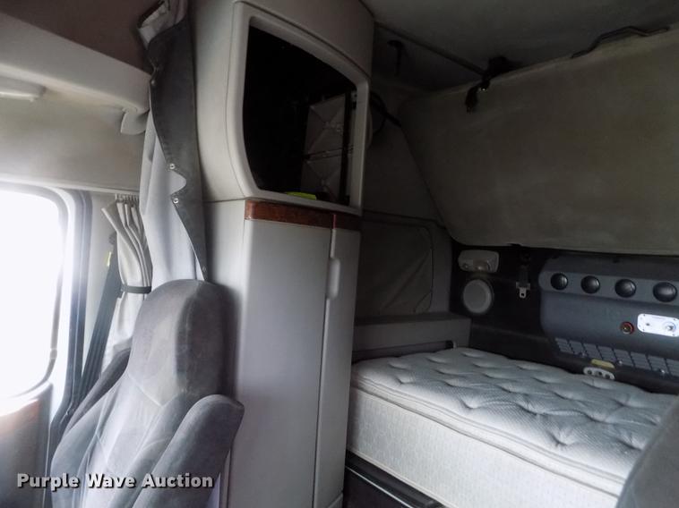 image for item DE0432 2008 Volvo VNL semi truck