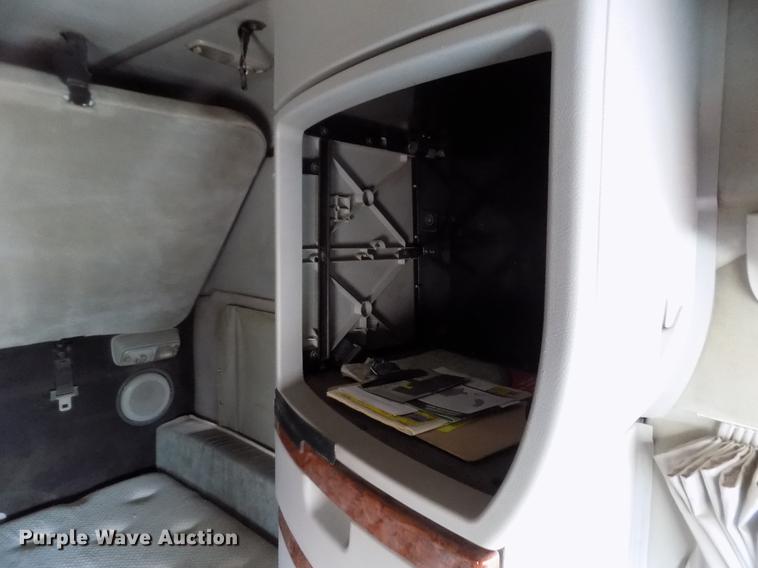 image for item DE0432 2008 Volvo VNL semi truck