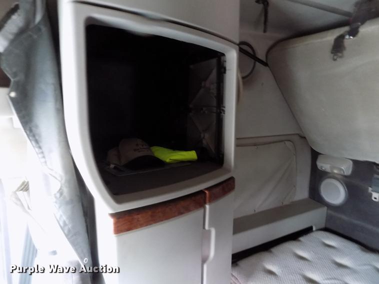 image for item DE0432 2008 Volvo VNL semi truck