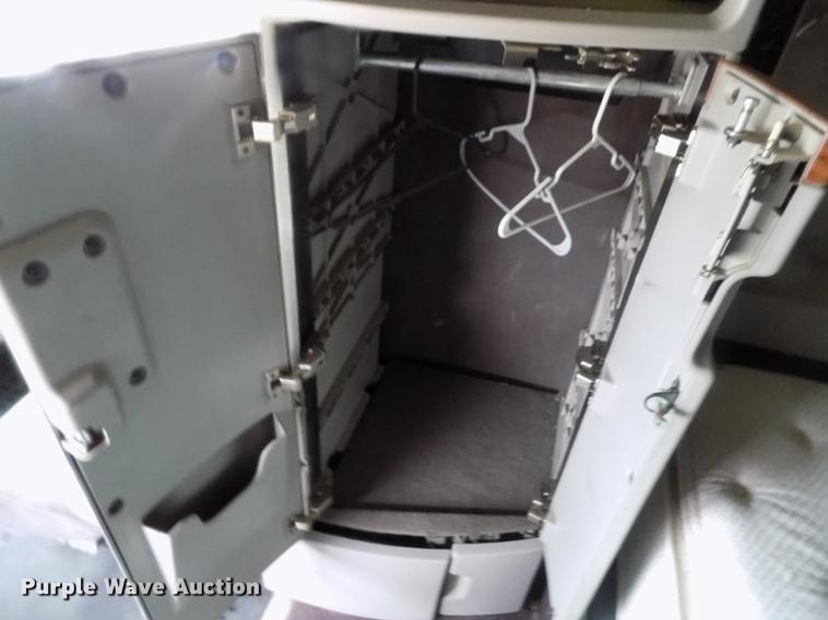 image for item DE0432 2008 Volvo VNL semi truck