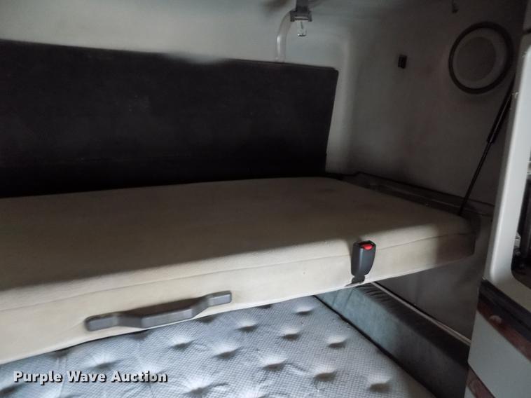 image for item DE0432 2008 Volvo VNL semi truck