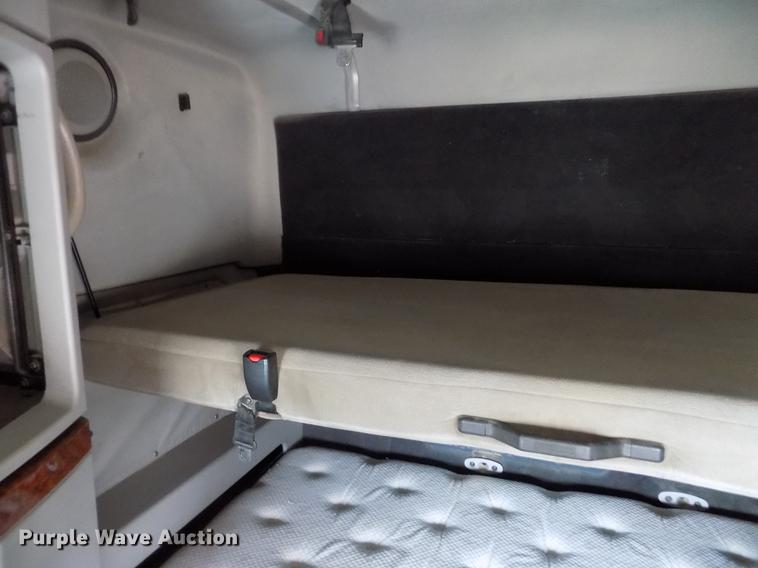 image for item DE0432 2008 Volvo VNL semi truck