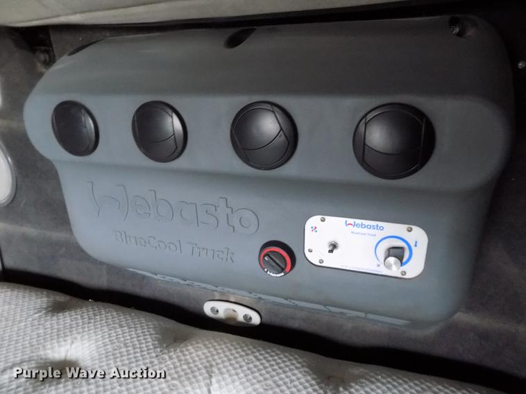 image for item DE0432 2008 Volvo VNL semi truck