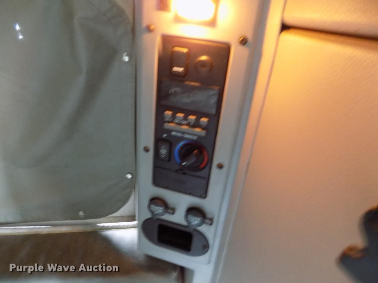 image for item DE0432 2008 Volvo VNL semi truck