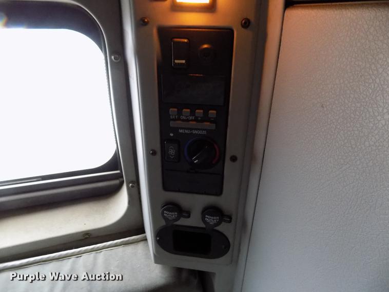 image for item DE0432 2008 Volvo VNL semi truck