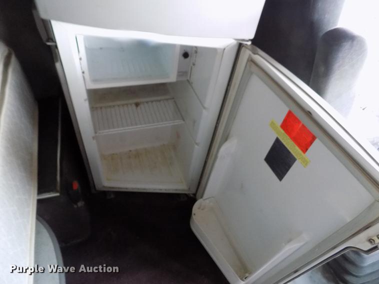 image for item DE0432 2008 Volvo VNL semi truck