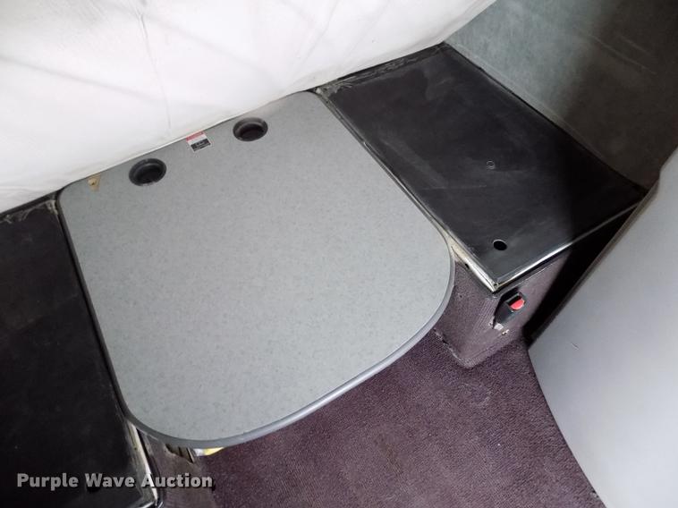 image for item DE0432 2008 Volvo VNL semi truck