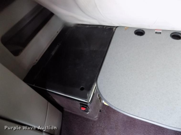 image for item DE0432 2008 Volvo VNL semi truck