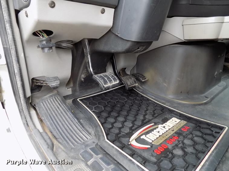 image for item DE0432 2008 Volvo VNL semi truck