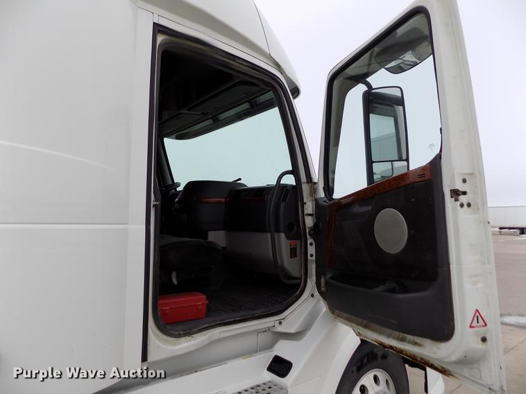 image for item DE0432 2008 Volvo VNL semi truck