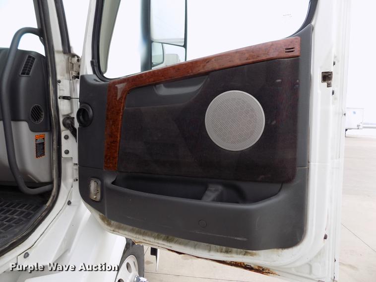 image for item DE0432 2008 Volvo VNL semi truck