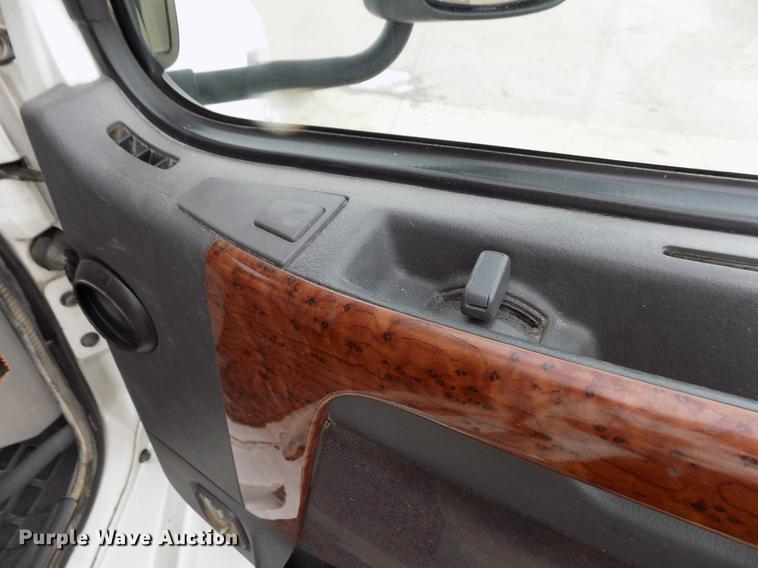 image for item DE0432 2008 Volvo VNL semi truck