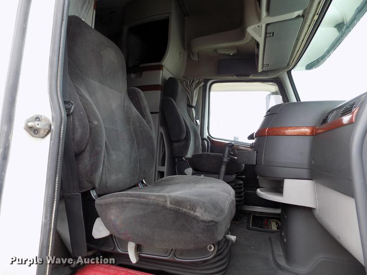 image for item DE0432 2008 Volvo VNL semi truck