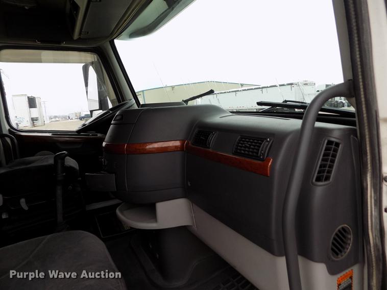 image for item DE0432 2008 Volvo VNL semi truck