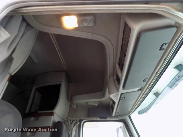 image for item DE0432 2008 Volvo VNL semi truck