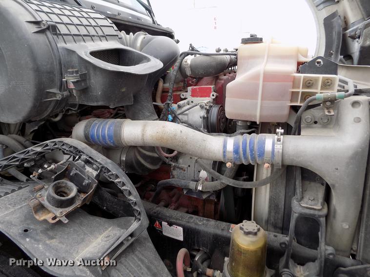 image for item DE0432 2008 Volvo VNL semi truck