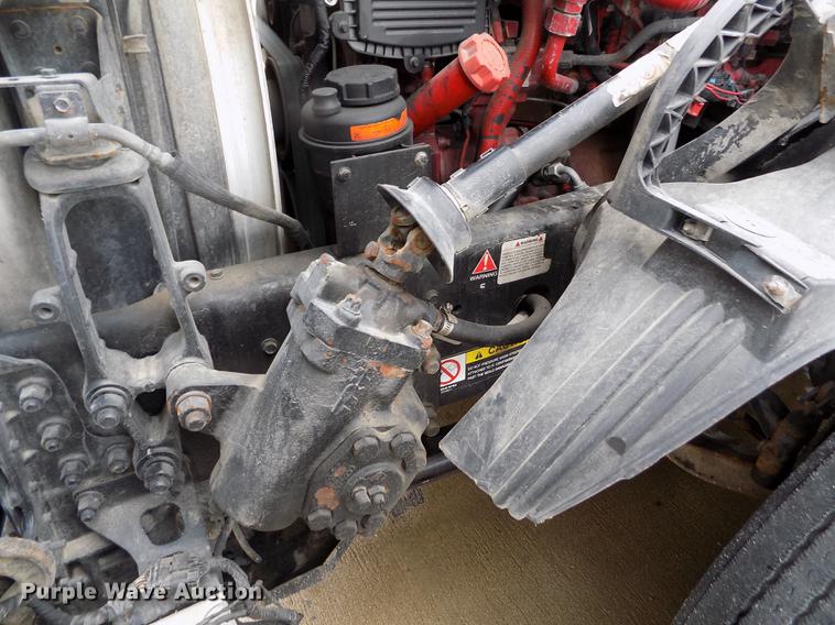 image for item DE0432 2008 Volvo VNL semi truck