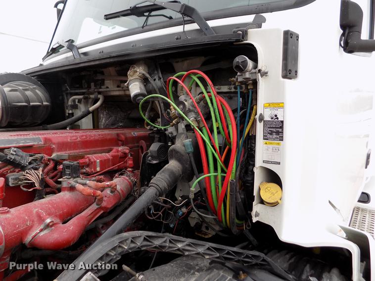 image for item DE0432 2008 Volvo VNL semi truck