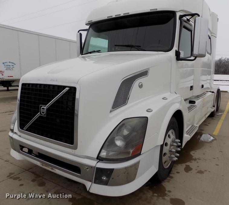 image for item DE0432 2008 Volvo VNL semi truck