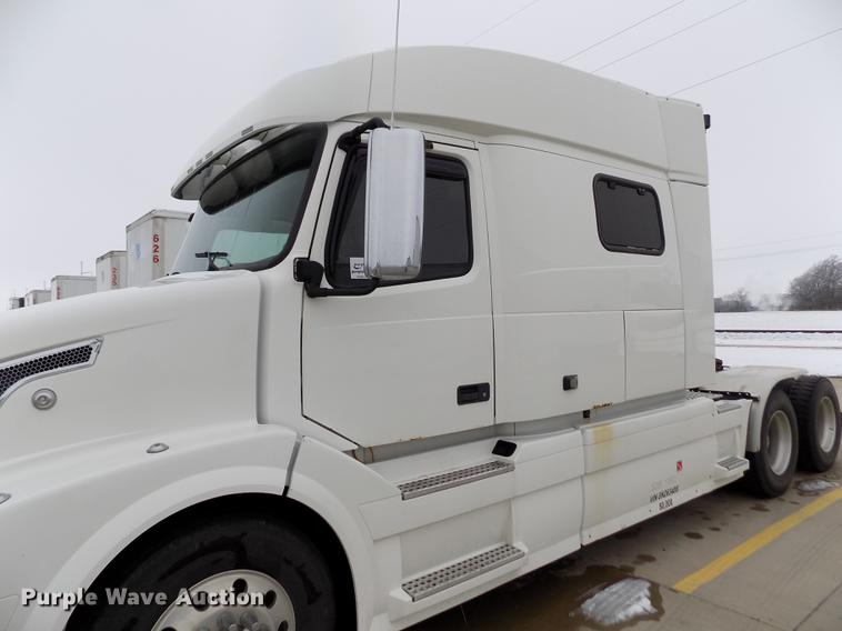 image for item DE0432 2008 Volvo VNL semi truck